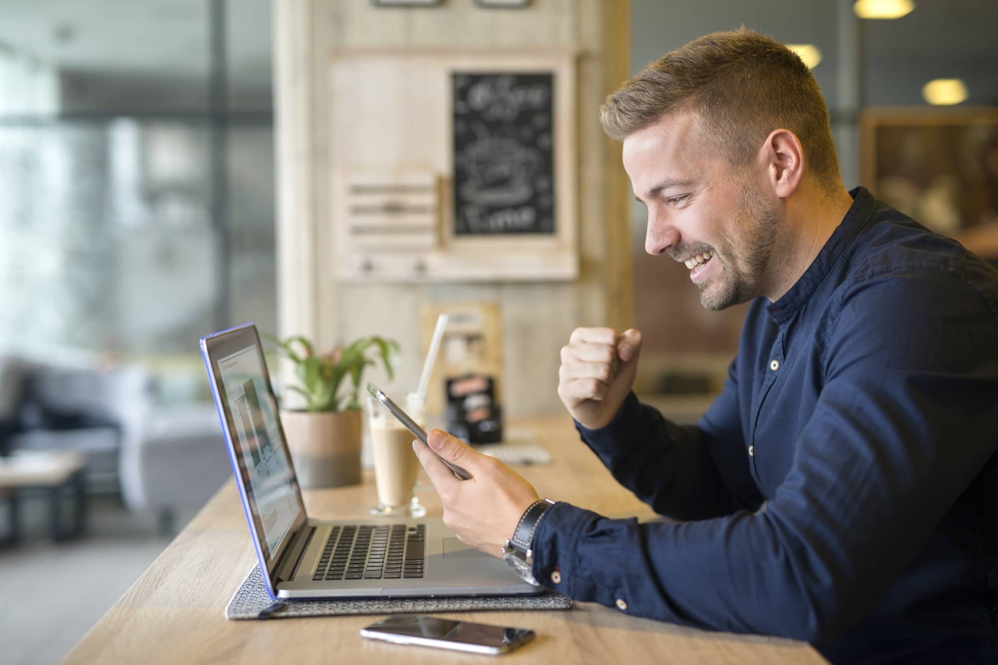 طراحی سایت فروشگاهی 16 20230830114722 fpdl.in happy freelancer with tablet laptop computer coffee shop 342744 942 full